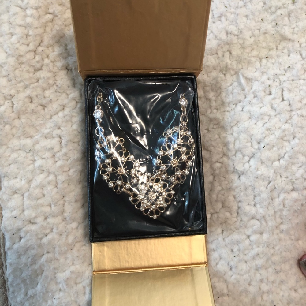 Gold with diamond Avon necklace!🌟